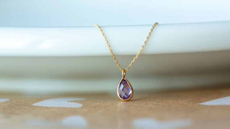Guide expert : découvrez comment choisir un bijou Van Cleef occasion authentique et unique aux meilleurs prix